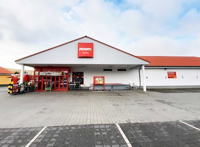 Sie sehen den Eingang vom Penny Markt in Teltow Lichterfelder Allee 7