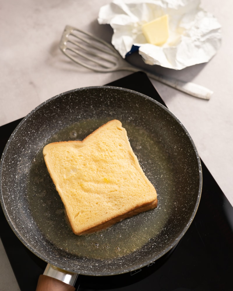 Dieses Bild zeigt wie der Toast angebraten wird.
