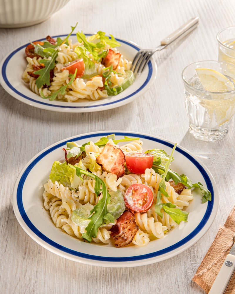 Dieses Bild zeigt den fertigen Nudelsalat mit Mayo.