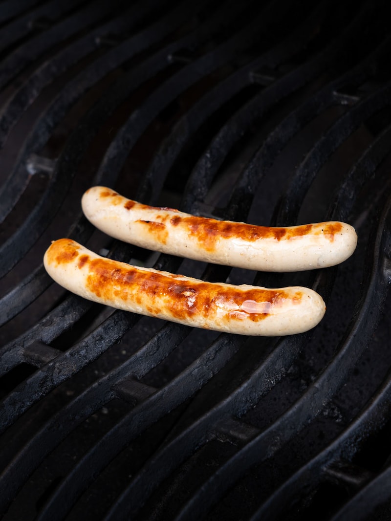 Dieses Bild zeigt die Rostbratwürste auf dem Grill.