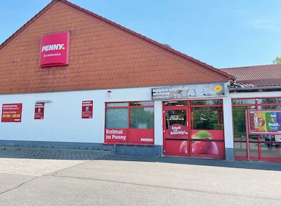Sie sehen den Eingang vom Penny Markt in Koelleda, Johannistor 2