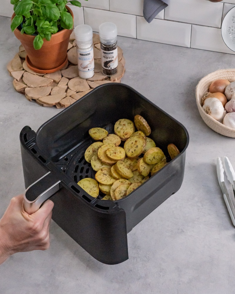 Dieses Bild zeigt die Kartoffeln in der Heißluftfritteuse.