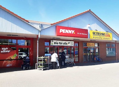Sie sehen den Eingang vom Penny Markt in Bützow Am Forsthof 1