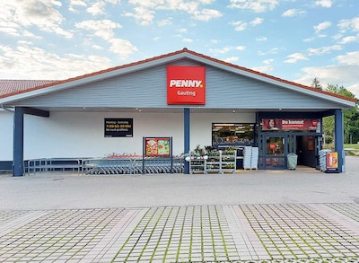 Sie sehen den Eingang vom Penny Markt in Gauting Ammerseestr. 116