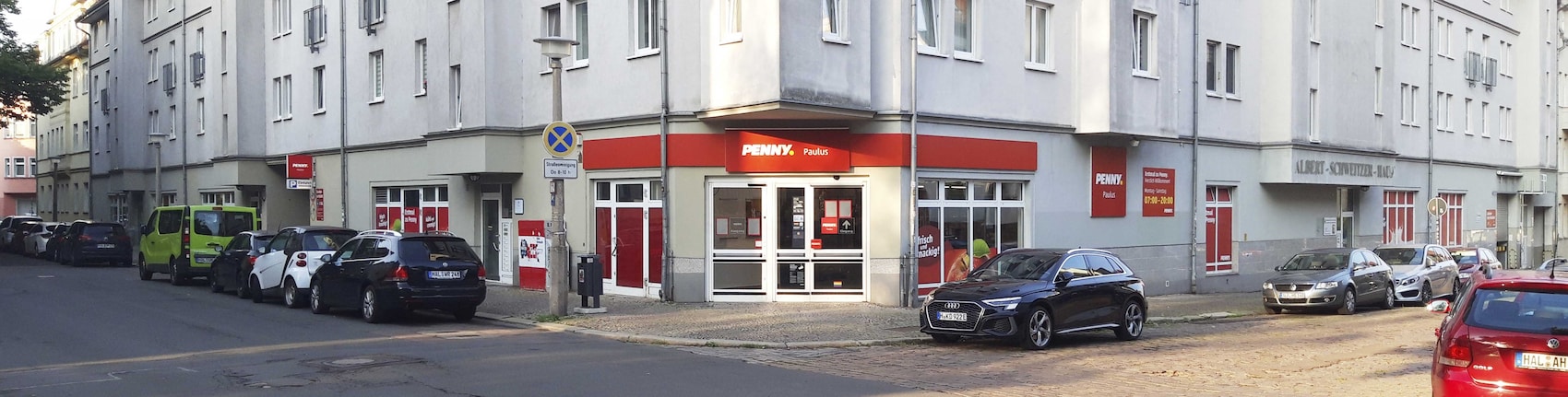 Sie sehen den Eingang vom Penny Markt in Halle (Saale) Hegelstrasse 74