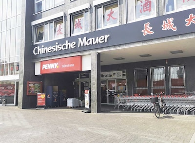 Sie sehen den Eingang vom Penny Markt in Siegburg Zeithstr. 83-87