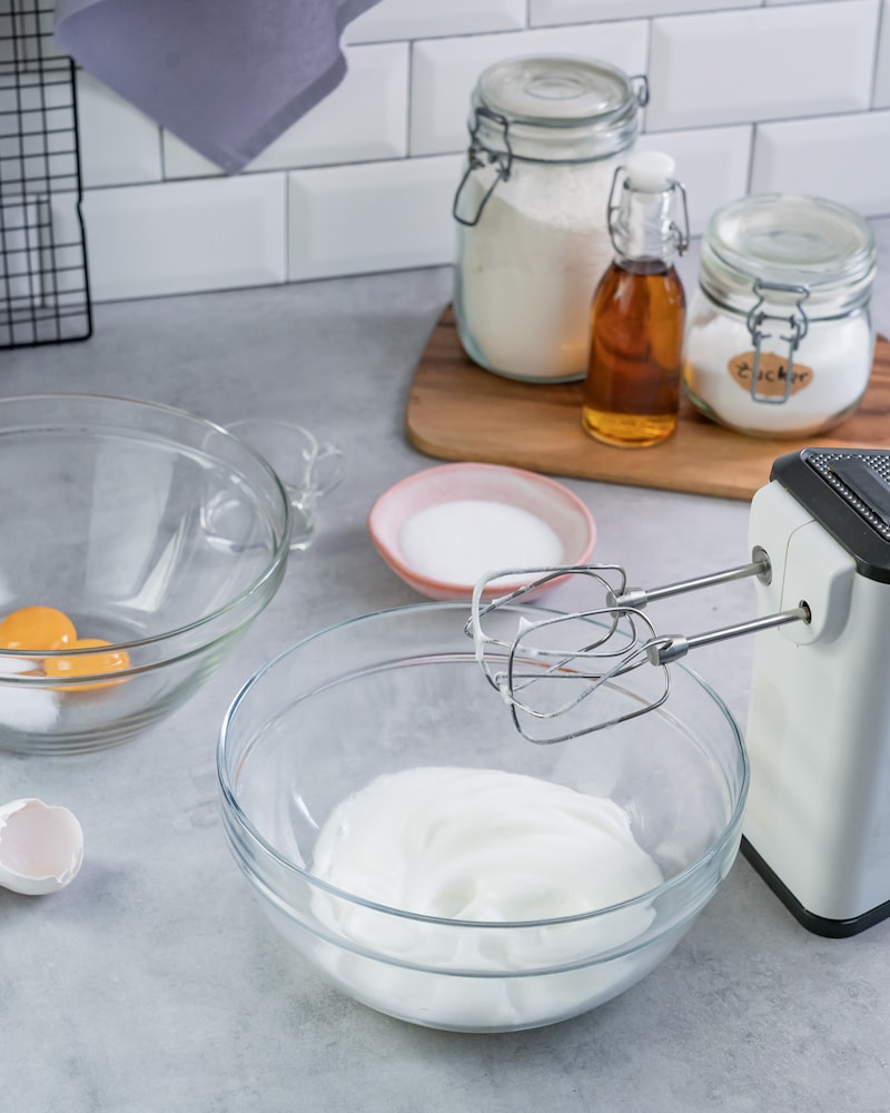 Dieses Bild zeigt wie das Eiweiß aufgeschlagen wird.