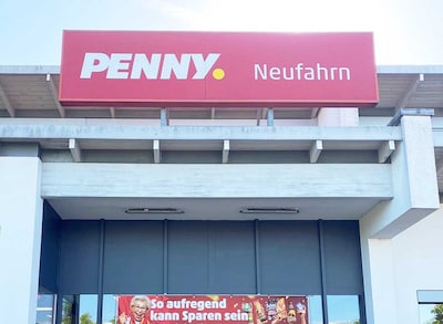 Sie sehen den Eingang vom Penny Markt in Neufahrn Kurt-Kittel-Ring 3