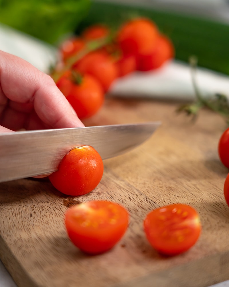 Dieses Bild zeigt wie Kirschtomaten geschnitten werden.