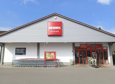 Sie sehen den Eingang vom Penny Markt in Wolnzach Hopfenstrasse 37