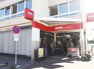 Sie sehen den Eingang vom Penny Markt in Frankfurt/Niederrad, Gerauer Str. 15