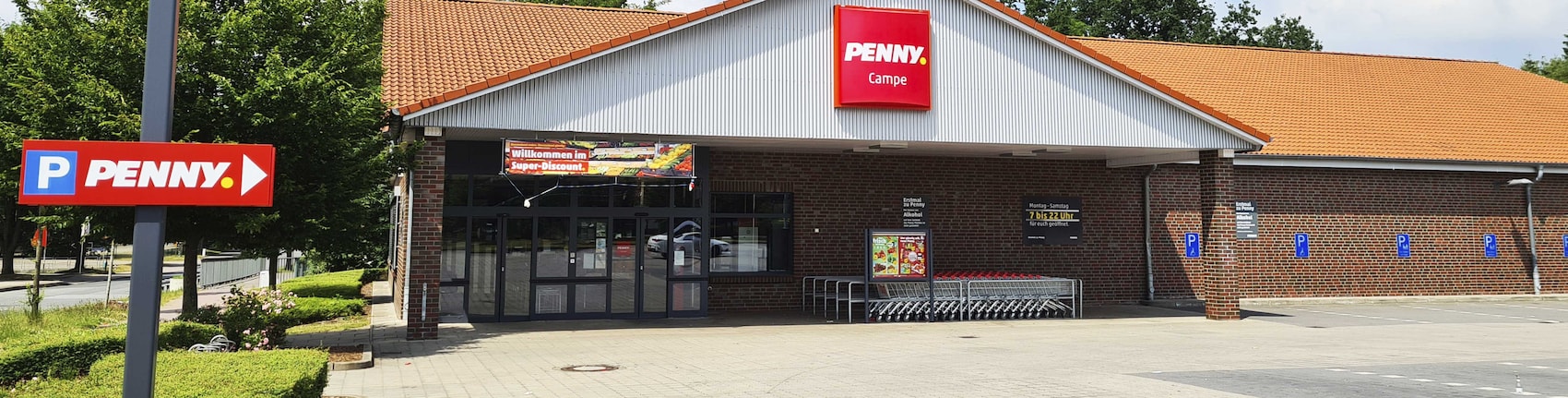 Sie sehen den Eingang vom Penny Markt in Stade, Harburger Str. 121