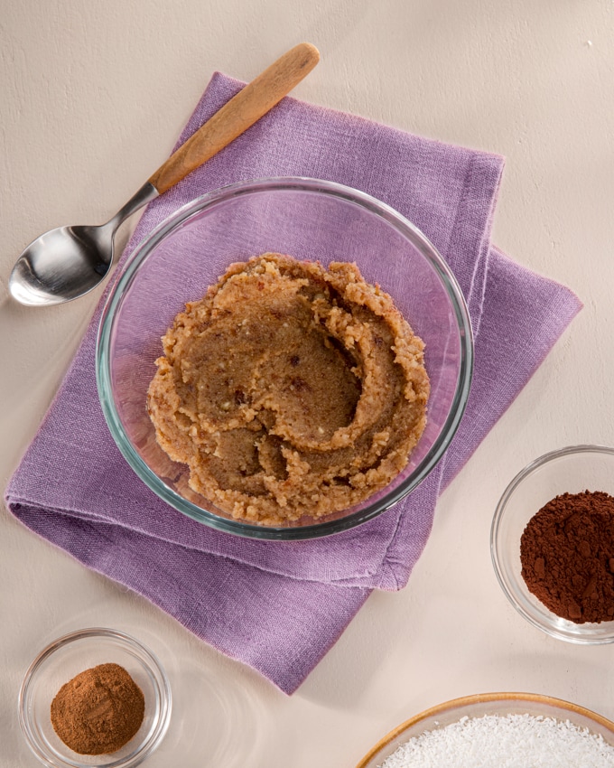 Dieses Bild zeigt die Dattelmasse in einer Schüssel.