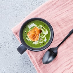 Spinatsuppe mit Räucherlaxx-Topping