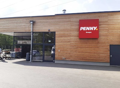 Sie sehen den Eingang vom Penny Markt in Pirna Kirchweg 17