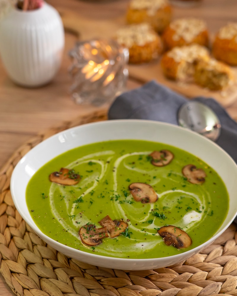 Dänische Aertensuppe mit gebratenen Pilzen und Haferbrötchen