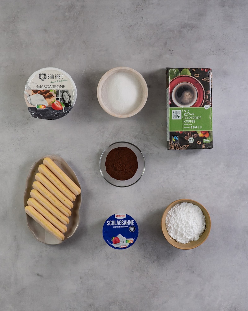 Dieses Bild zeigt alle Zutaten für unser Tiramisu.
