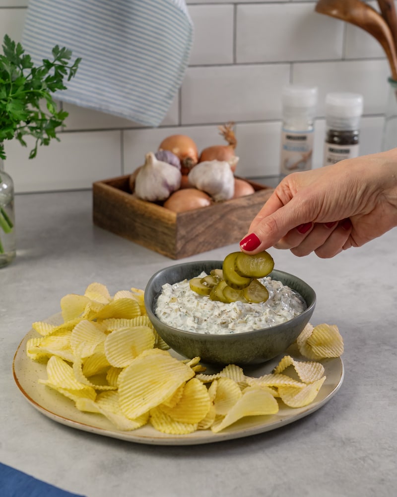 Dieses Bild zeigt den fertigen Dip mit Chips.