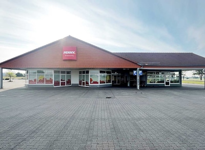Sie sehen den Eingang vom Penny Markt in Plessa Glueck-Auf-Ring 3