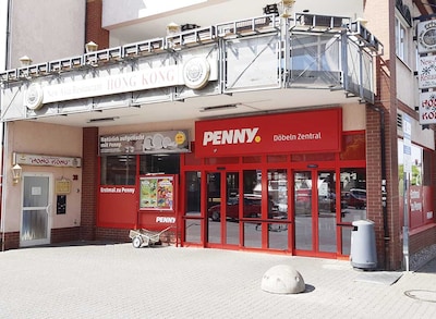 Sie sehen den Eingang vom Penny Markt in Doebeln Schillerstr. 38
