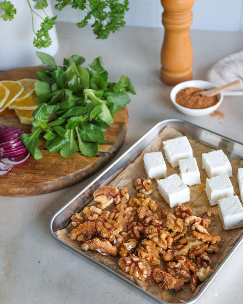Dieses Bild zeigt den Feta und die Walnusskerne auf dem Backblech.