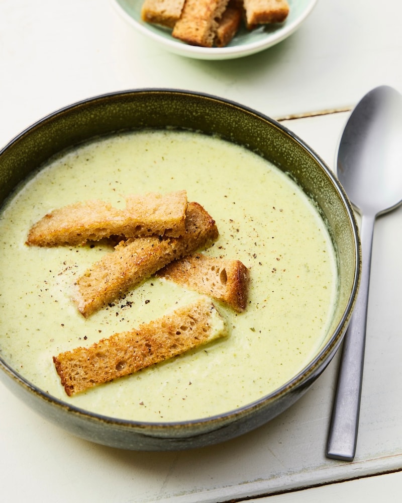 Dieses Bild das fertige Zucchinisuppe mit Graubrot-Croutons.