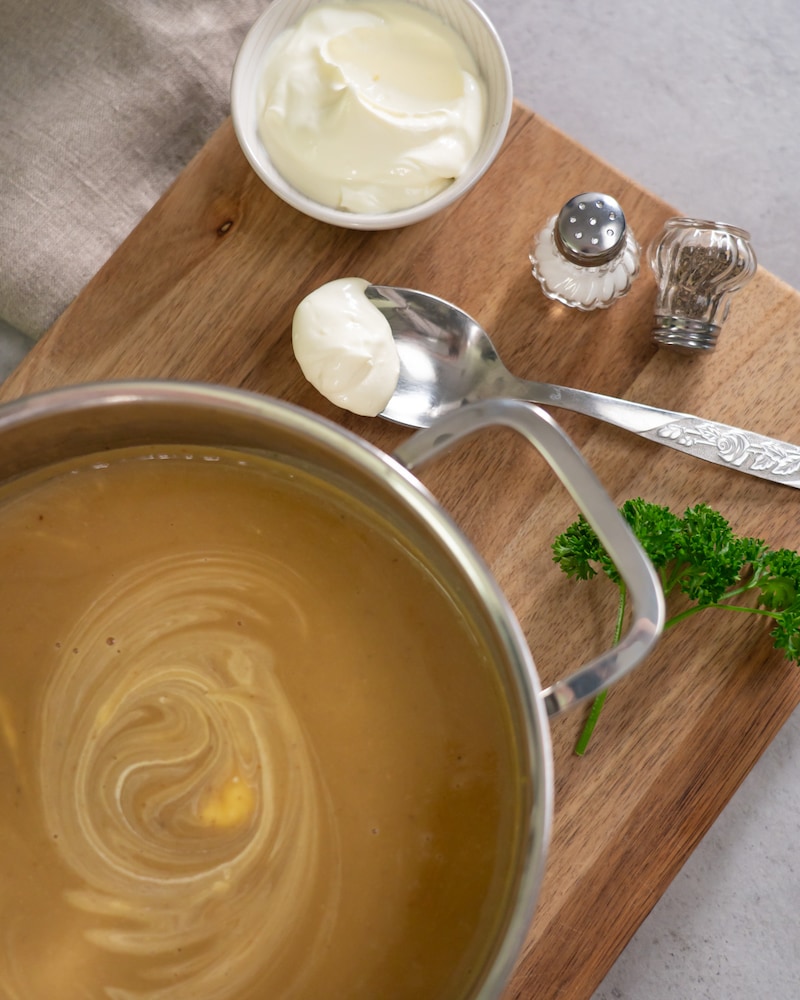 Dieses Bild zeigt die fertige samtige Steinpilzsuppe.