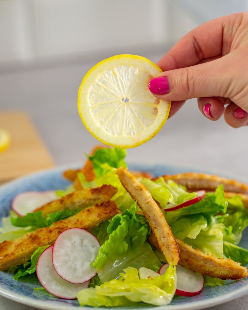 Dieses Bild zeigt, die Zitrone auf dem Salat.
