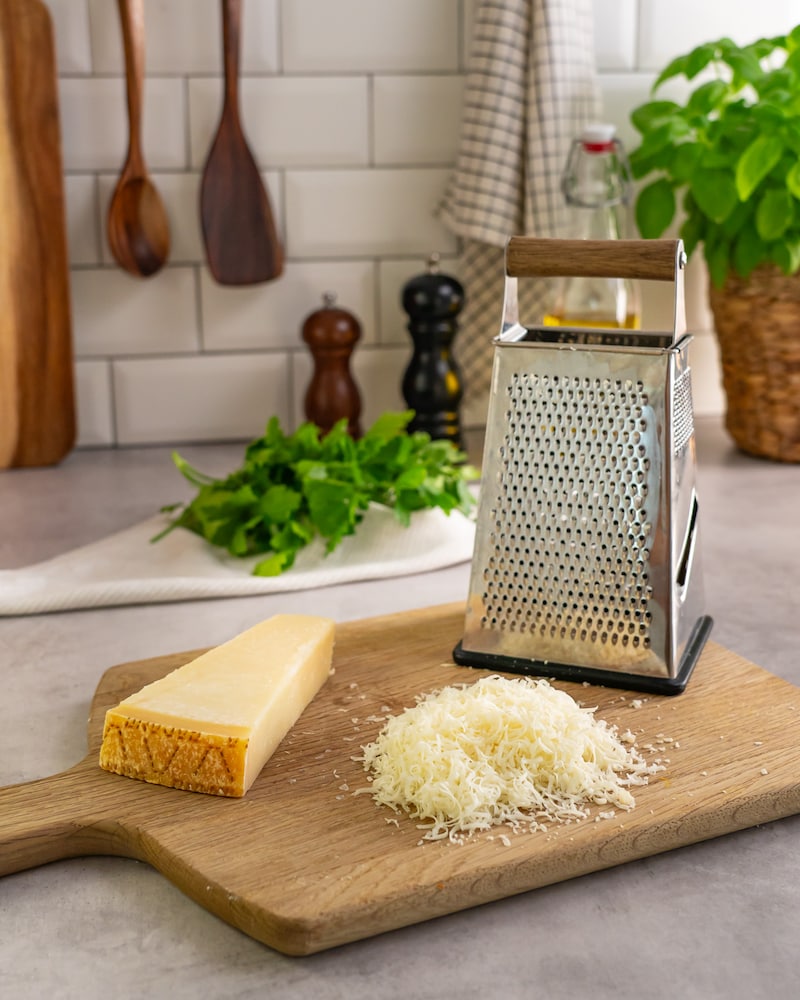 Dieses Bild zeigt wie der Käse gerieben wird.