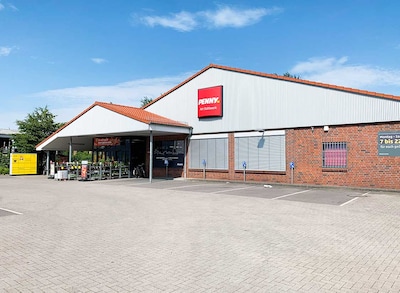 sie sehen den Eingang vom Penny Markt in Neumuenster Rendsburger Str. 38-44