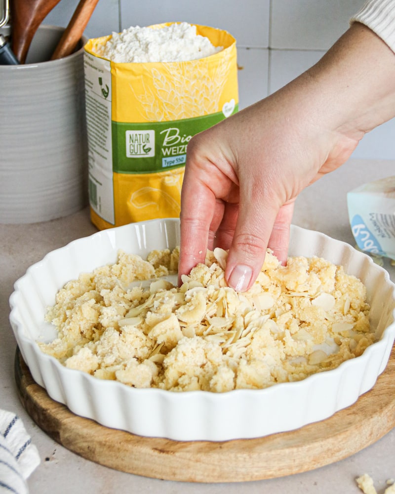 Dieses Bild zeigt wie die Butter und das Mehl vermengt werden.