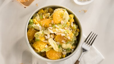 Dieses Bild zeigt unseren Geflügelsalat mit Mandarinen.