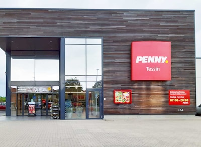 sie sehen den Eingang vom Penny Markt in Tessin Rostocker Str. 2a