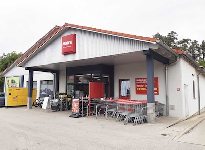 Sie sehen den Eingang vom Penny Markt in Waldkraiburg Von Der Tann Str. 3