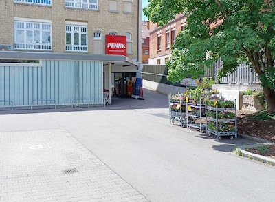 sie sehen den Eingang vom Penny Markt in Stuttgart/Ost Haussmannstr. 103