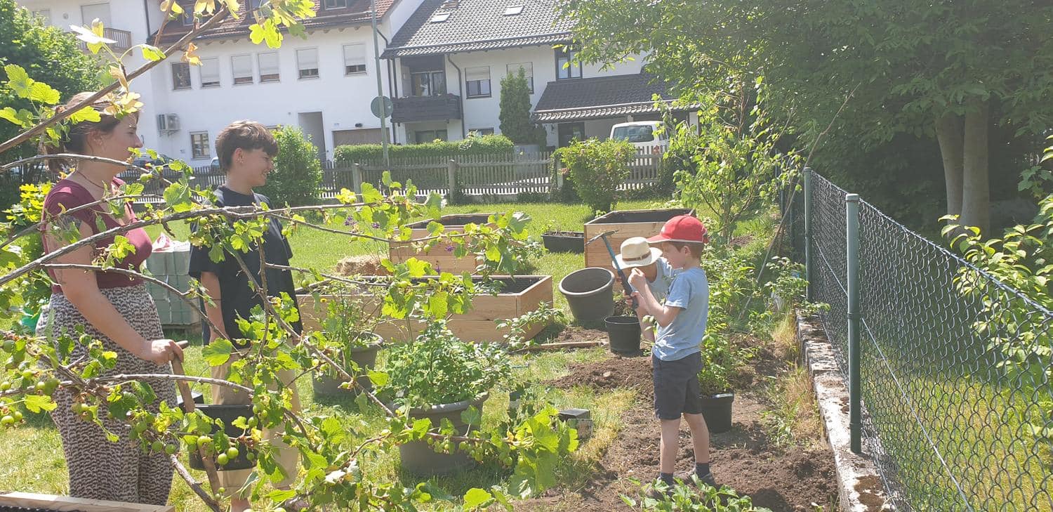 Kinder und Vereinsmitglieder im Hortgarten