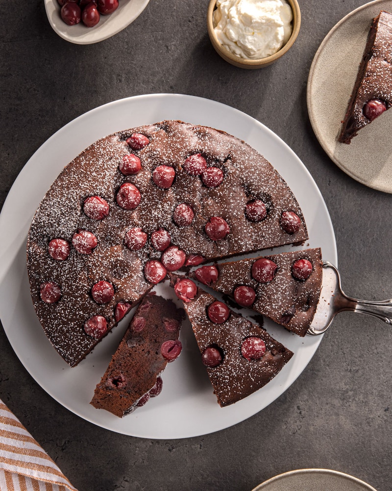 Dieses Bild zeigt den fertigen Schoko-Kirsch-Kuchen.