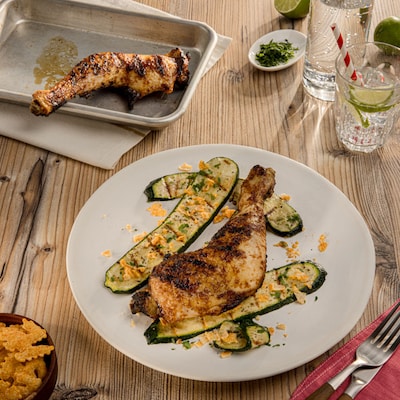 Dieses Bild zeigt die fertigen Hähnchenkeulen vom Grill.
