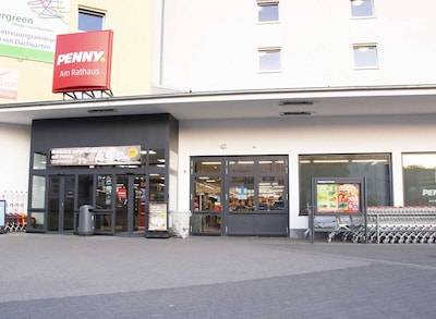 sie sehen den Eingang vom Penny Markt in Bergneustadt Bahnstr. 7