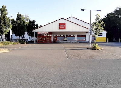 Sie sehen den Eingang vom Penny Markt in Chemnitz (Sachs) Clausstr. 75-81