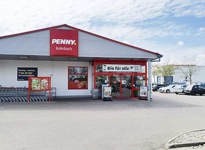 Sie sehen den Eingang vom Penny Markt in Rohrbach/Ilm Lilienthalstrasse 1
