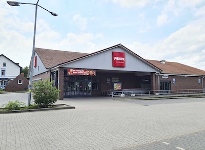 Sie sehen den Eingang vom Penny Markt in Stade, Harsefelder Strasse 44