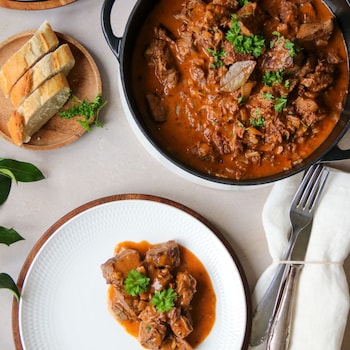 Dieses Bild zeigt das fertige klassische Rahmgulasch.