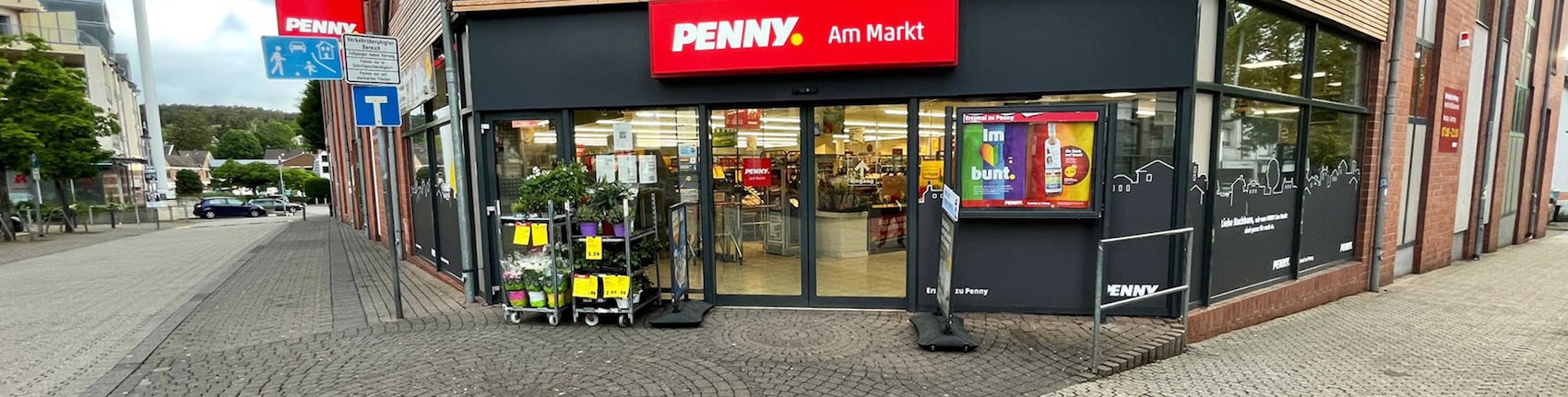 Sie sehen den Eingang vom Penny Markt in Mechernich Zum Markt 2-4