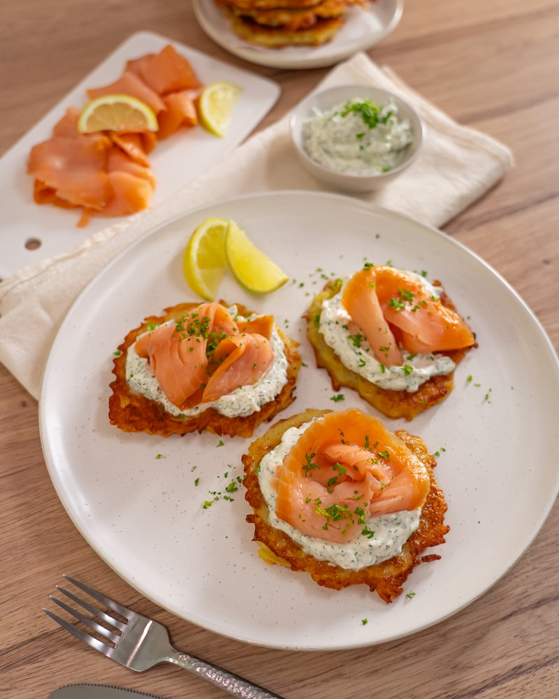 Schwedische Raggmunk mit Lachs und Kräuterschmand