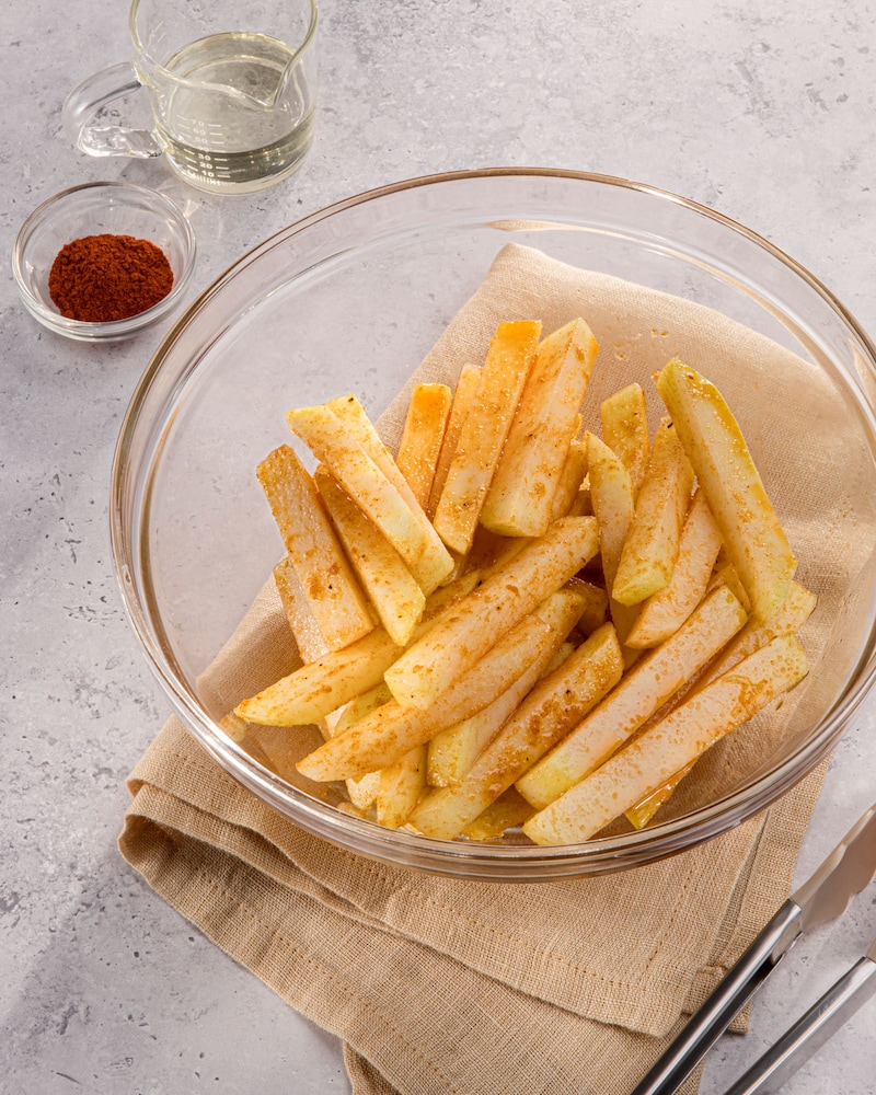 Dieses Bild zeigt, wie die Kohlrabi mariniert werden.