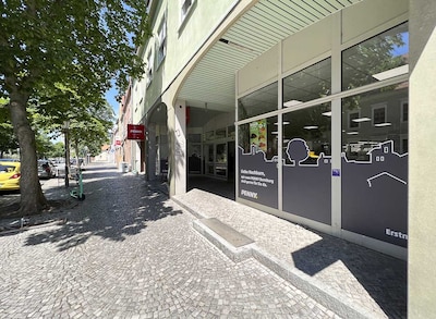Sie sehen den Eingang vom Penny Markt in Bernburg, Breite Strasse 97