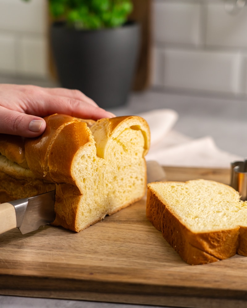 Gefüllte Brioche zu Spargelsalat und französischer Käseplatte