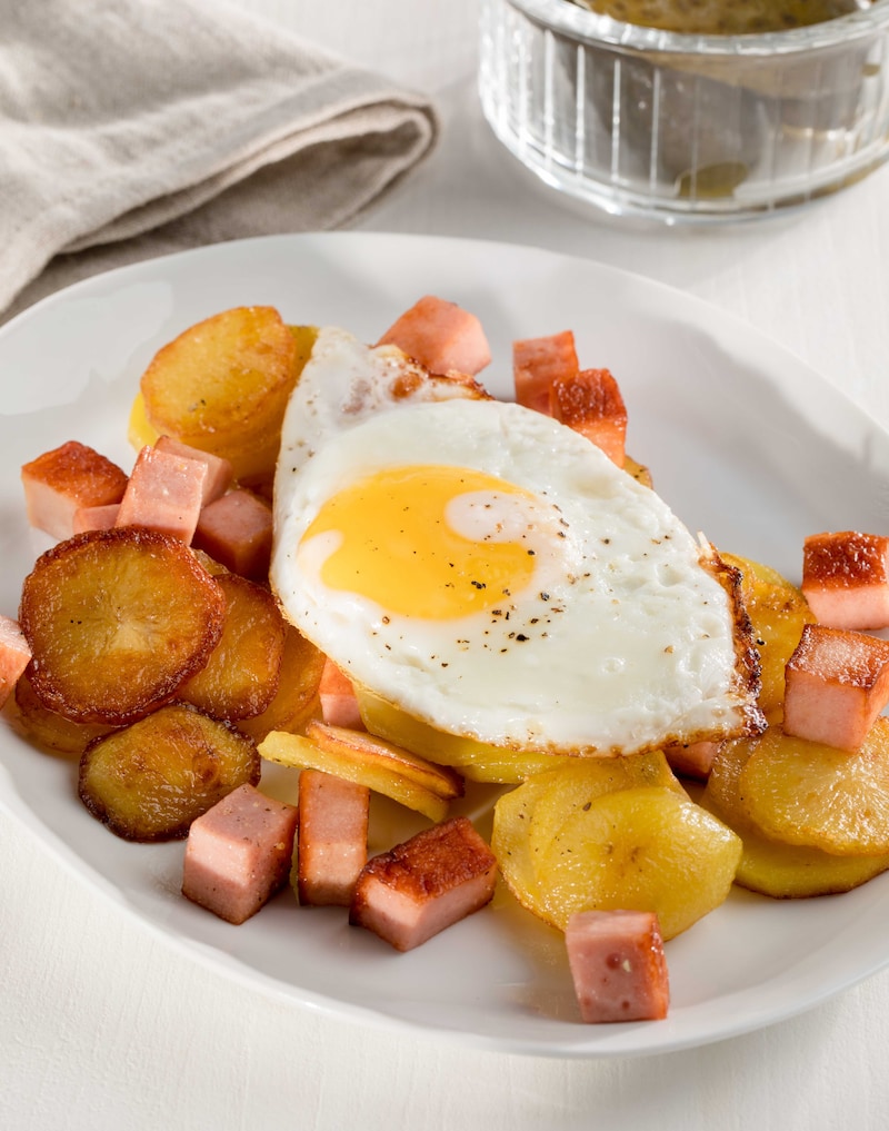 Auf diesem Bild siehst du unsere Bratkortoffelpfanne mit Leberkäse und Spiegeleiern.