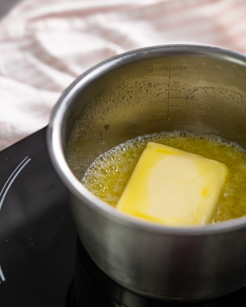Dieses Bild zeigt wie Butter geschmolzen wird.